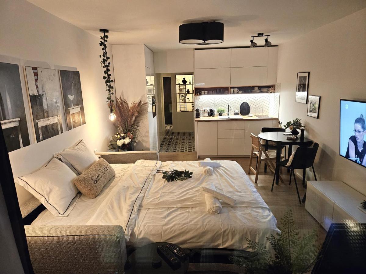 Design Apt In Old Town-Free Parking-Balcony Bratislava Exterior foto
